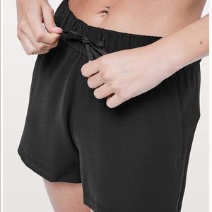 Lululemon On The Fly Short Woven 2.5”